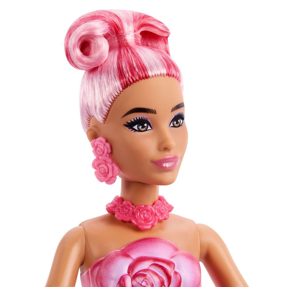 Bambola Barbie con petali di rosa rossi