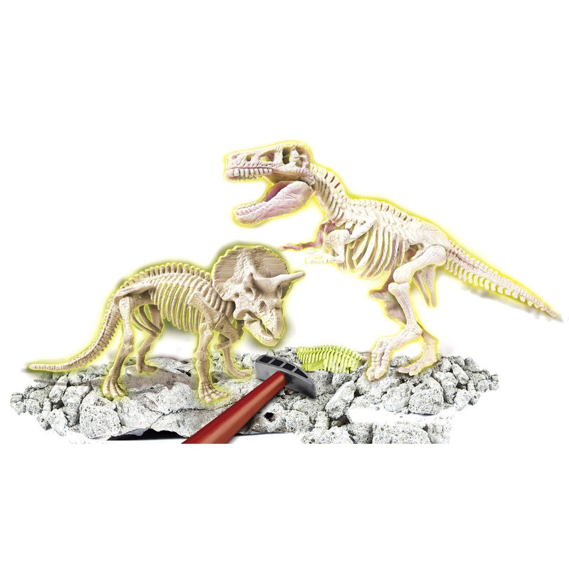 Jugando con T Rex y Triceratops fosforescentes