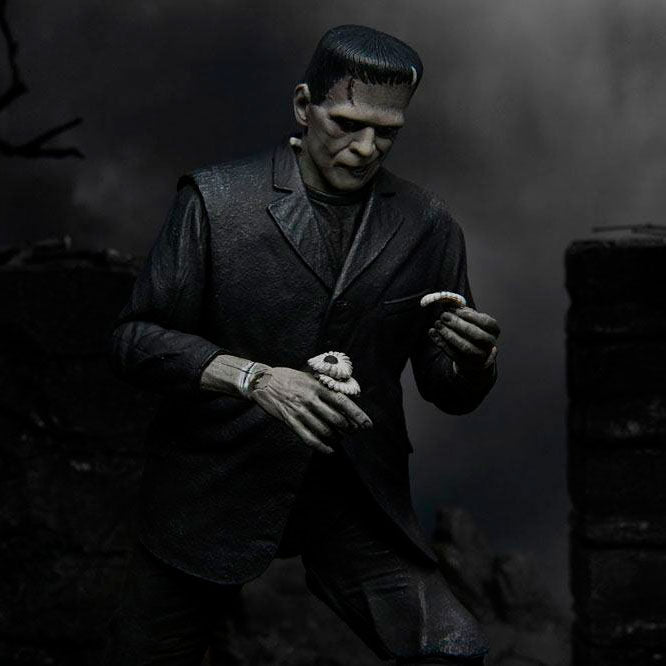 Figurine Ultimate Frankenstein Monster en noir et blanc Universal Monsters 18 cm