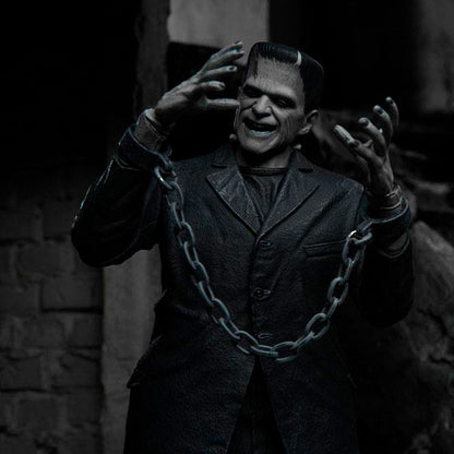 Figurine Ultimate Frankenstein Monster en noir et blanc Universal Monsters 18 cm