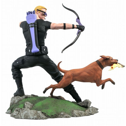 diorama statue hawkeye  dog marvel gallery comic 23cm