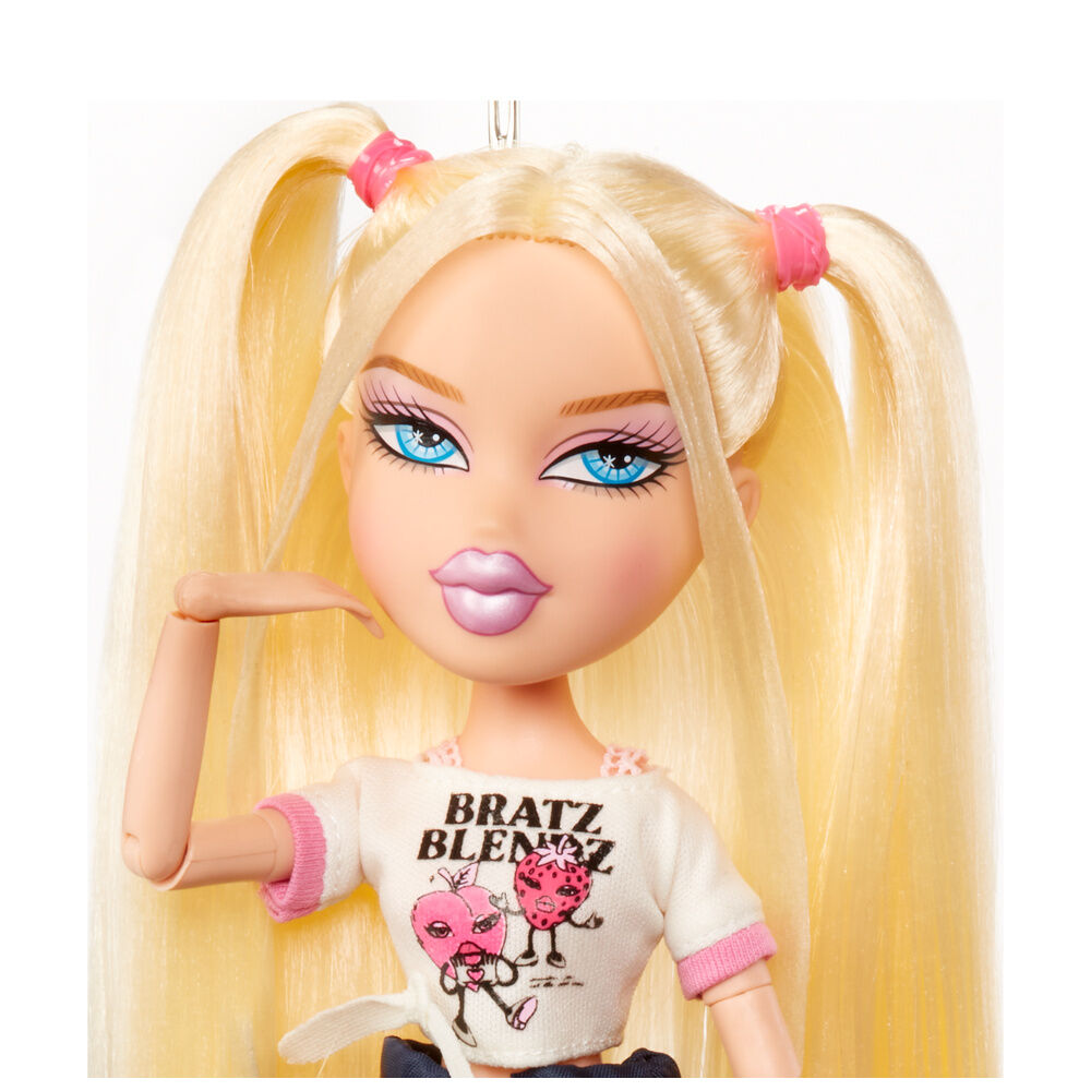 Boneca Cloe + Camiseta Bratz Estilosa