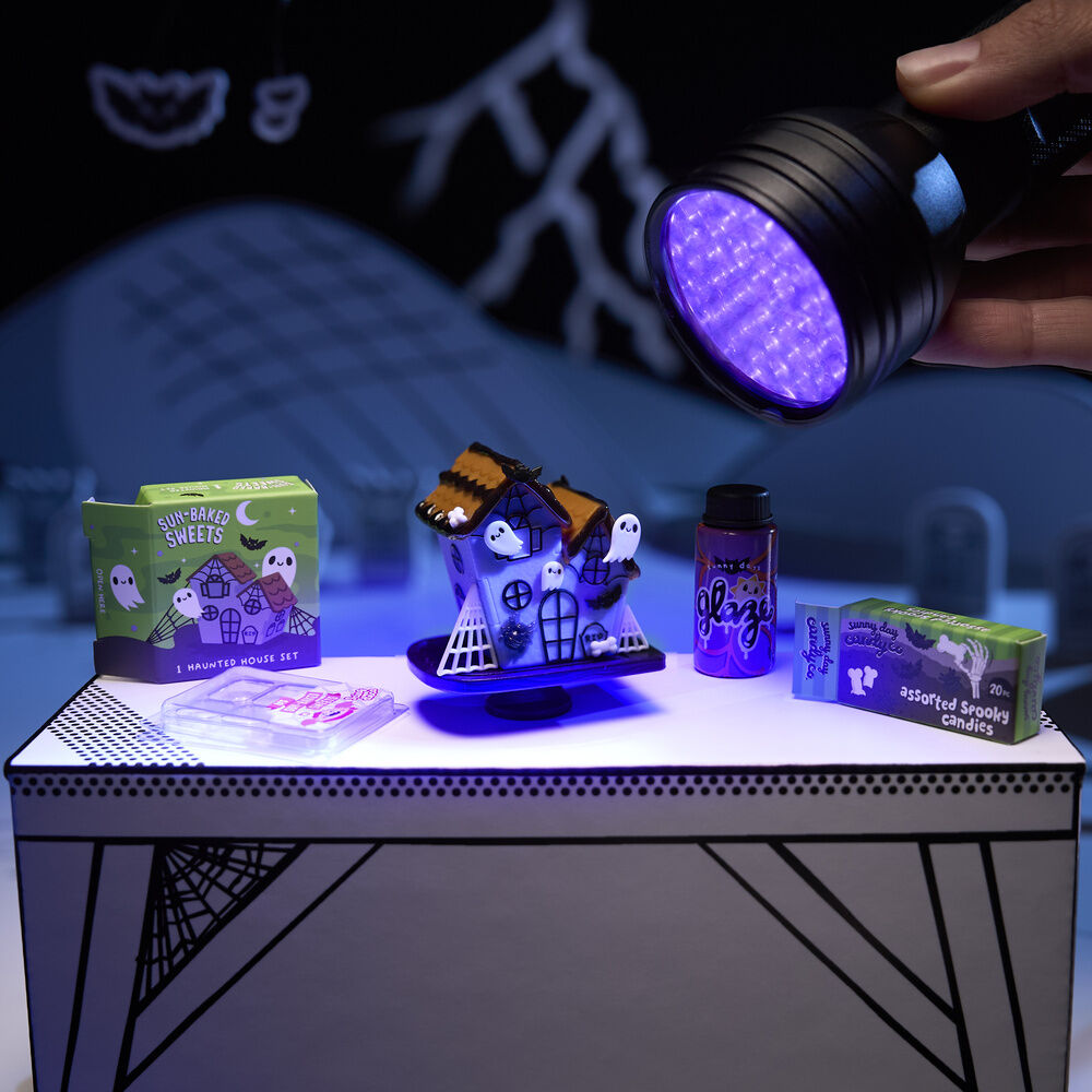 Miniverse Make it Mini Halloween Beetlejuice Surprise Capsule Assortment