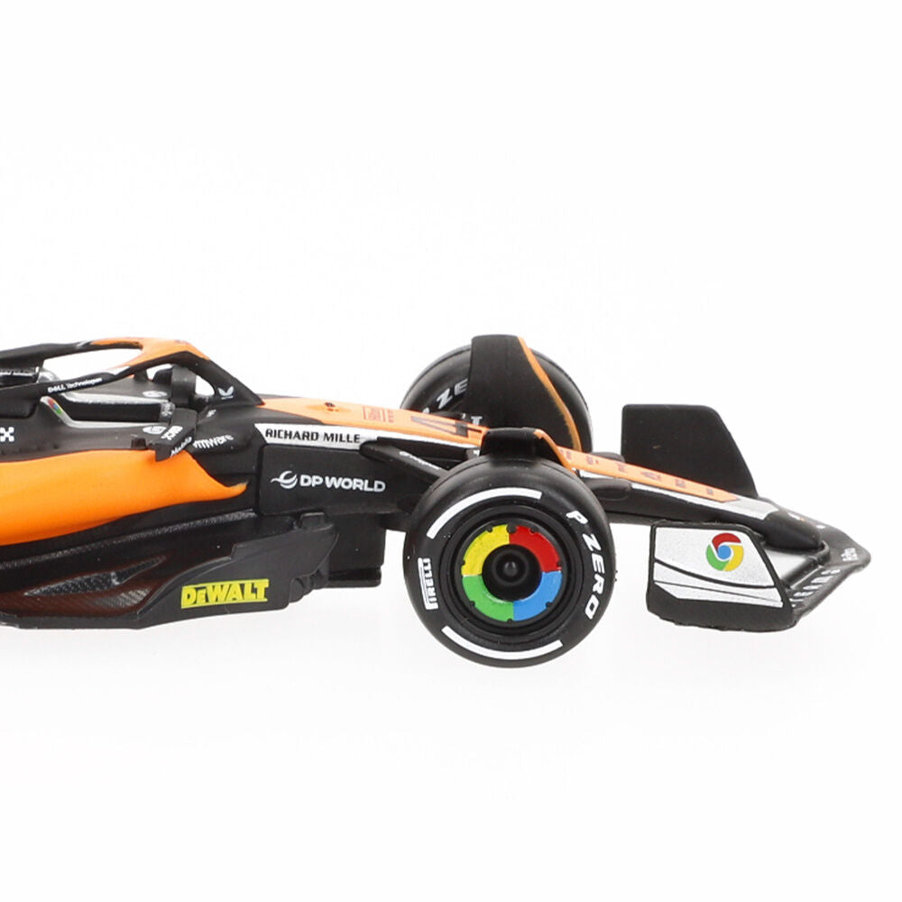 McLaren F1 2023 auto in metallo