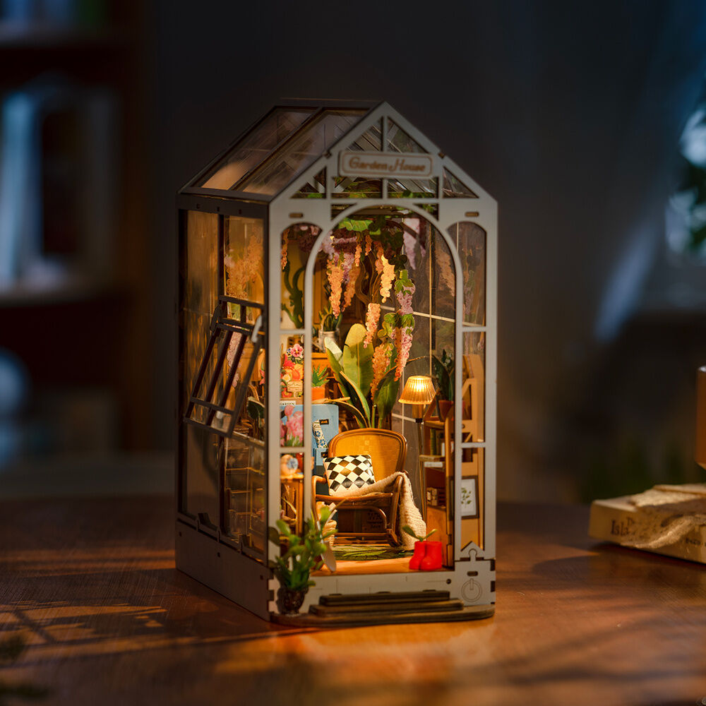 Flower House Bookend Model Kit (240 pieces)