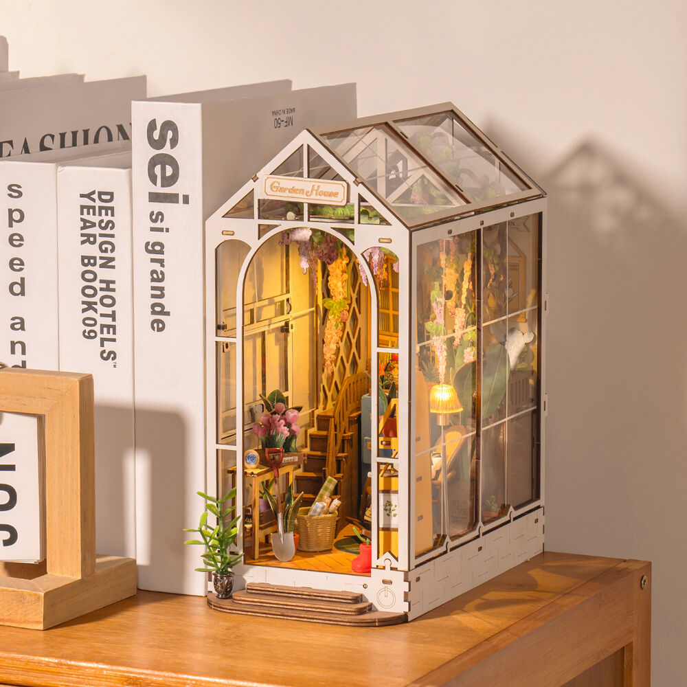 Flower House Bookend Model Kit (240 pieces)