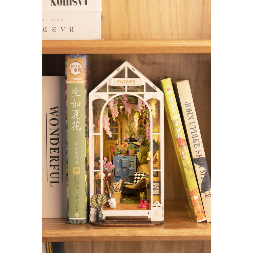 Flower House Bookend Model Kit (240 pieces)