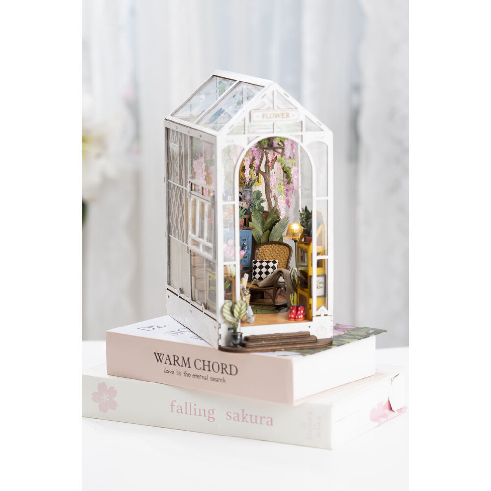 Flower House Bookend Model Kit (240 pieces)
