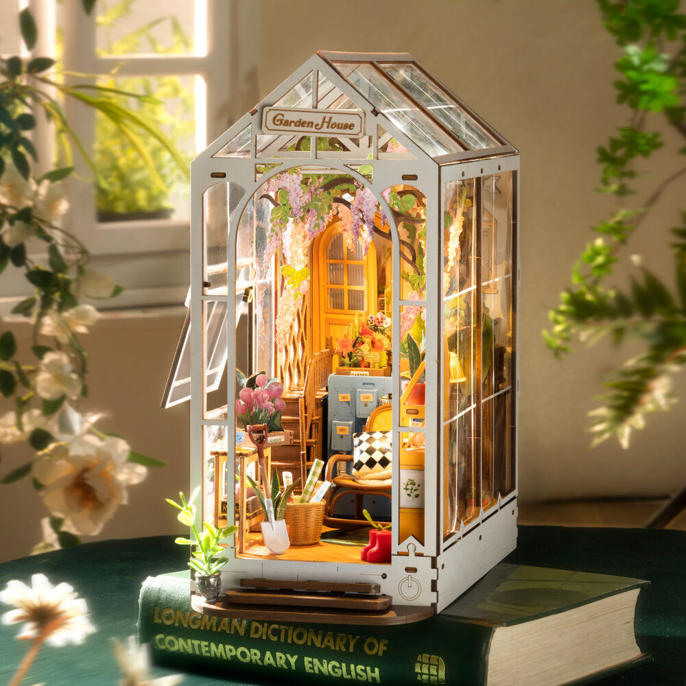 Flower House Bookend Model Kit (240 pieces)