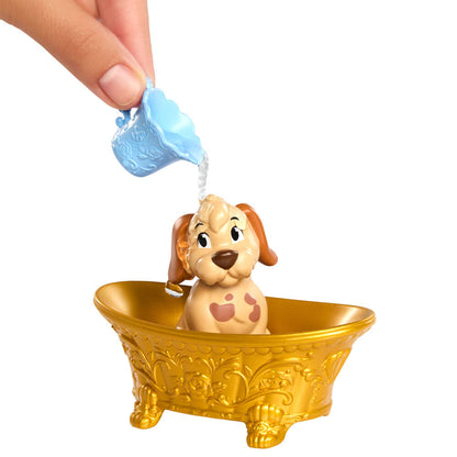 Belle Puppe badet und bürstet den Welpen aus Disneys Die Schöne und das Biest