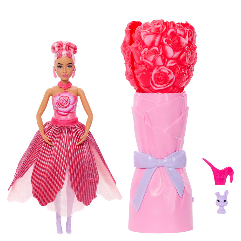 Bambola Barbie con petali di rosa rossi
