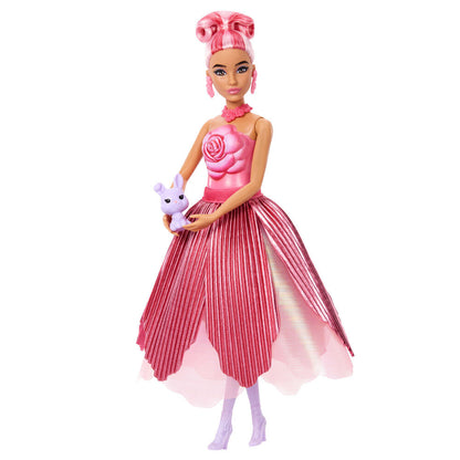 Bambola Barbie con petali di rosa rossi