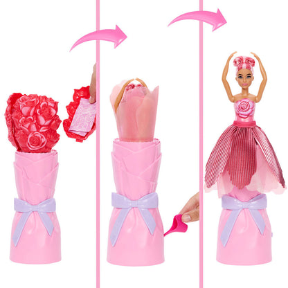 Bambola Barbie con petali di rosa rossi