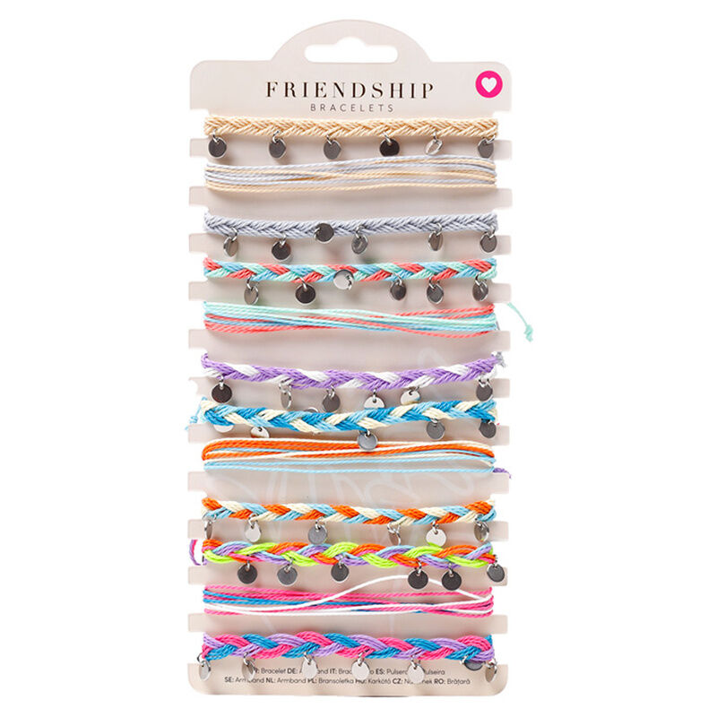 Pulseira boho trançada e tecida com pingentes variados.